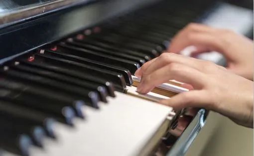 郑州爱婴幼师学校钢琴特长教育，让你在88个琴键上聆听生命天籁！